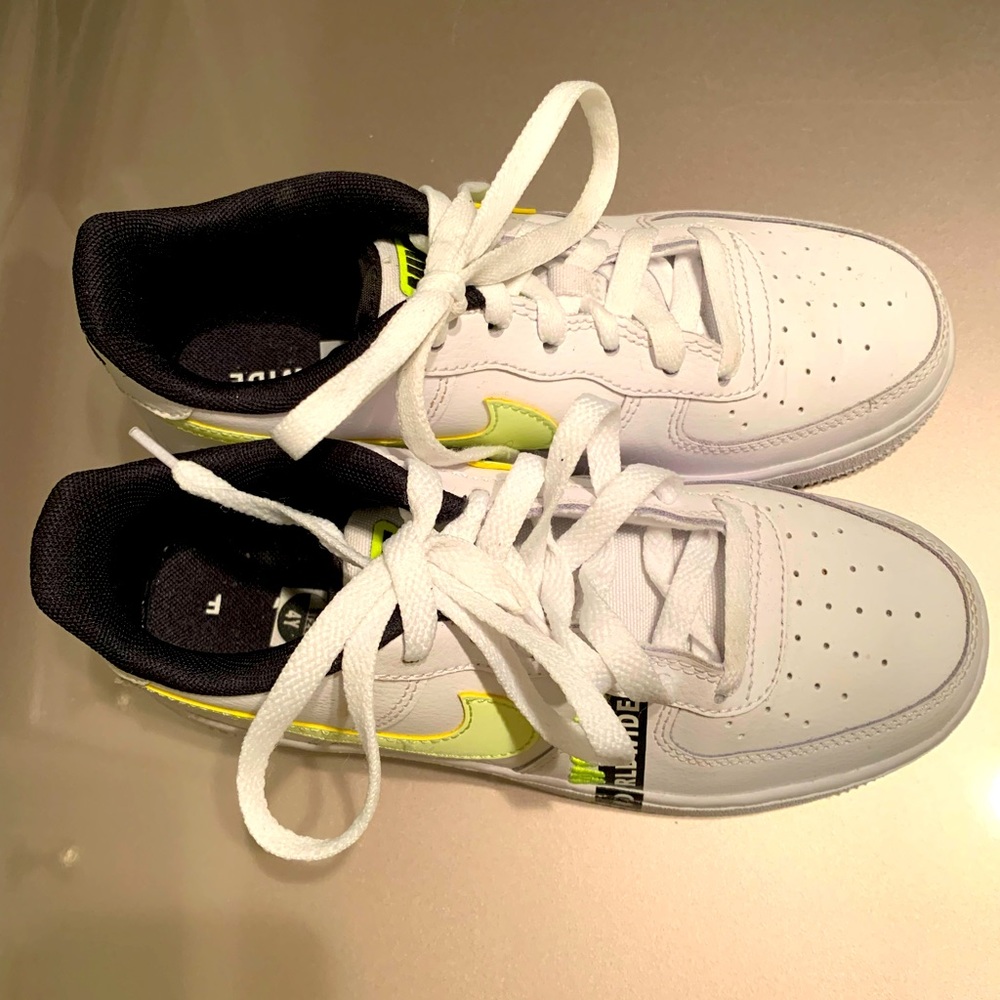 Nike Air Force 1 Kids Worldwide 🌎 neon. Boys Sz 4